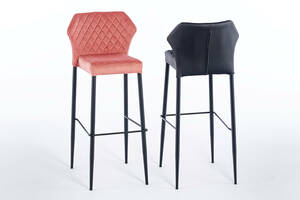 Der Marokko Barhocker hat eine Querstrebe zum Aufstellen der Füße